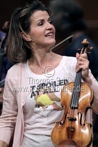 Deutsche Geigerin Anne-Sophie Mutter gastiert in Begleitung der Dresdner Philharmonie unter der Leitung des spanischen Dirigenten Rafael Frühbeck de Burgos in der Philharmonie Köln (&copy; Thomas Brill)