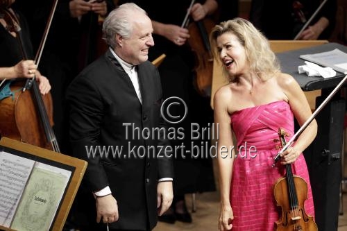 Deutsche Geigerin Anne-Sophie Mutter gastiert in Begleitung des Pittsburgh Symphony Orchestra unter der Leitung des österreichischen Dirigenten Manfred Honeck in der Kölner Philharmoniein  (&copy; Thomas Brill)