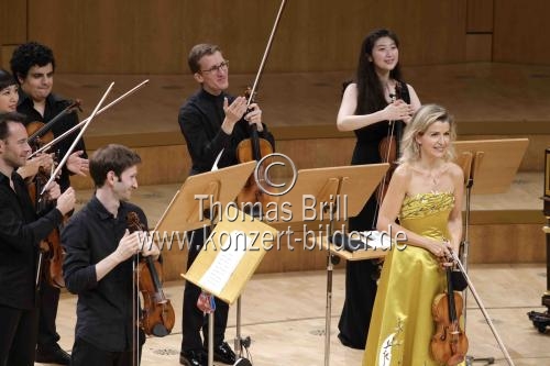Deutsche Geigerin Anne-Sophie Mutter gastiert in Begleitung von Mutter's Virtuosi - Stipendiaten der Anne-Sophie Mutter Stiftung in der Kölner Philharmonie (&copy; Thomas Brill)
