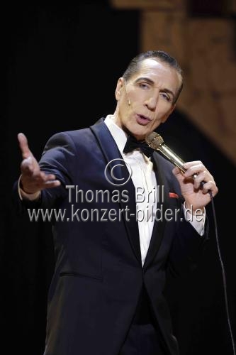 My Way - Die Frank Sinatra Story mit Nigel Casey als Frank Sinatra gastiert im Musical Dome Köln (&copy; Thomas Brill)