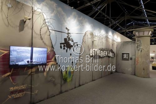 Die Ausstellung „The Mystery of Banksy – A Genius Mind“ gastiert vom 03. November 2023 bis 17. März 2024 im Ex-Autohaus, Oskar-Jäger-Straße 99 in Köln (© Thomas Brill)