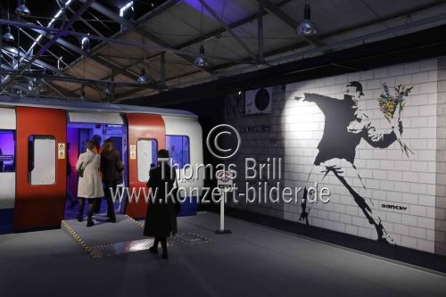 Die Ausstellung „The Mystery of Banksy – A Genius Mind“ gastiert vom 03. November 2023 bis 17. März 2024 im Ex-Autohaus, Oskar-Jäger-Straße 99 in Köln (© Thomas Brill)