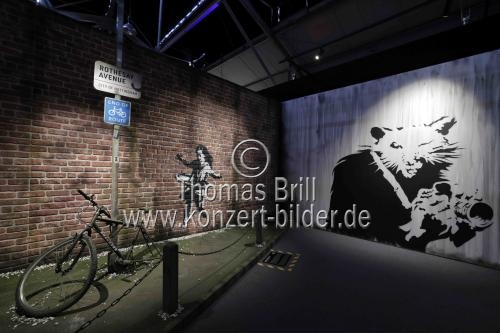 Die Ausstellung „The Mystery of Banksy – A Genius Mind“ gastiert vom 03. November 2023 bis 17. März 2024 im Ex-Autohaus, Oskar-Jäger-Straße 99 in Köln (© Thomas Brill)