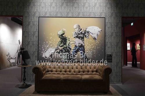 Die Ausstellung „The Mystery of Banksy – A Genius Mind“ gastiert vom 03. November 2023 bis 17. März 2024 im Ex-Autohaus, Oskar-Jäger-Straße 99 in Köln (© Thomas Brill)
