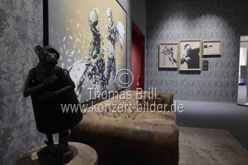 Die Ausstellung „The Mystery of Banksy – A Genius Mind“ gastiert vom 03. November 2023 bis 17. März 2024 im Ex-Autohaus, Oskar-Jäger-Straße 99 in Köln (© Thomas Brill)