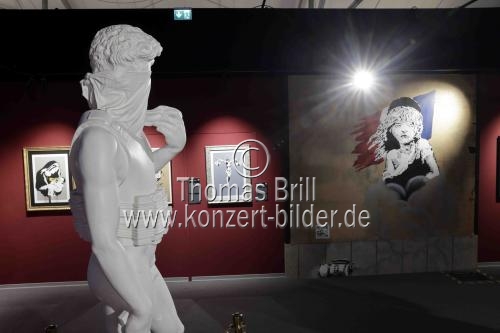 Die Ausstellung „The Mystery of Banksy – A Genius Mind“ gastiert vom 03. November 2023 bis 17. März 2024 im Ex-Autohaus, Oskar-Jäger-Straße 99 in Köln (© Thomas Brill)