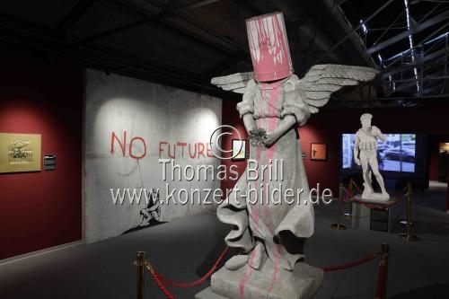 Die Ausstellung „The Mystery of Banksy – A Genius Mind“ gastiert vom 03. November 2023 bis 17. März 2024 im Ex-Autohaus, Oskar-Jäger-Straße 99 in Köln (© Thomas Brill)