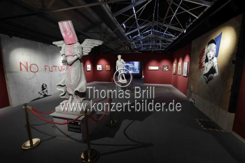 Die Ausstellung „The Mystery of Banksy – A Genius Mind“ gastiert vom 03. November 2023 bis 17. März 2024 im Ex-Autohaus, Oskar-Jäger-Straße 99 in Köln (© Thomas Brill)