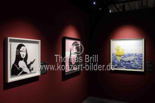 Die Ausstellung „The Mystery of Banksy – A Genius Mind“ gastiert vom 03. November 2023 bis 17. März 2024 im Ex-Autohaus, Oskar-Jäger-Straße 99 in Köln (© Thomas Brill)