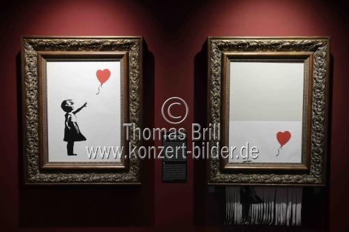 Die Ausstellung „The Mystery of Banksy – A Genius Mind“ gastiert vom 03. November 2023 bis 17. März 2024 im Ex-Autohaus, Oskar-Jäger-Straße 99 in Köln (© Thomas Brill)