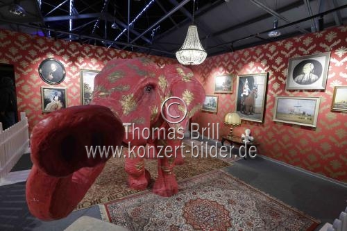 Die Ausstellung „The Mystery of Banksy – A Genius Mind“ gastiert vom 03. November 2023 bis 17. März 2024 im Ex-Autohaus, Oskar-Jäger-Straße 99 in Köln (© Thomas Brill)