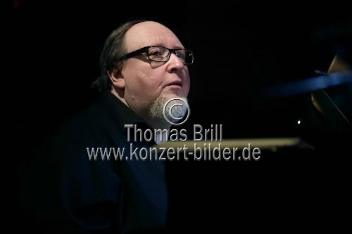 Amerikanische Jazz-Pianist Simon Nabatov gastiert aus Anlass seines 60. Geburtstags in Begleitung der WDR Big Band unter der Leitung des deutschen Jazzpianisten Christian Elsässer im Stadtgarten Köln (&copy; Thomas Brill)