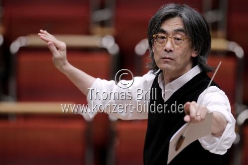 Amerikanische Dirigent Kent Nagano leitet das Deutsche Symphonie-Orchester Berlin in Begleitung des österreichischer Violinisten Thomas Zehetmair in der Philharmonie Köln (&copy; Thomas Brill)
