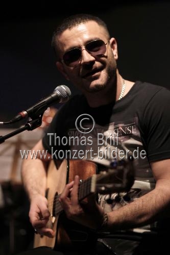 Iranischer Sänger/Songwriter Shahin Najafi gastiert auf seiner 
