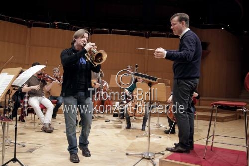 Russische Trompeter Sergej Nakariakov gastiert in Begleitung des Kölner Kammerorchester unter der Leitung des amerikanischen Dirigenten Erik Nielsen in der Philharmonie Köln (© Thomas Brill)