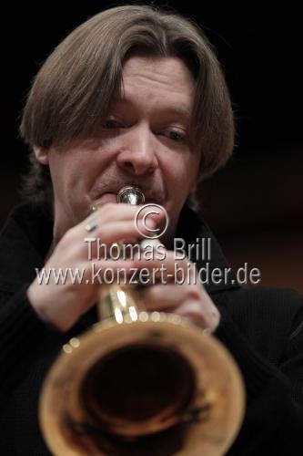 Russische Trompeter Sergej Nakariakov gastiert in Begleitung des Kölner Kammerorchester unter der Leitung des amerikanischen Dirigenten Erik Nielsen in der Philharmonie Köln (© Thomas Brill)