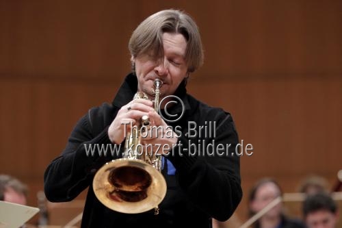 Russische Trompeter Sergej Nakariakov gastiert in Begleitung des Kölner Kammerorchester unter der Leitung des amerikanischen Dirigenten Erik Nielsen in der Philharmonie Köln (© Thomas Brill)