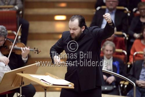 Lettische Dirigent Andris Nelsons leitet die Wiener Philharmoniker in der Kölner Philharmonie (&copy; Thomas Brill)