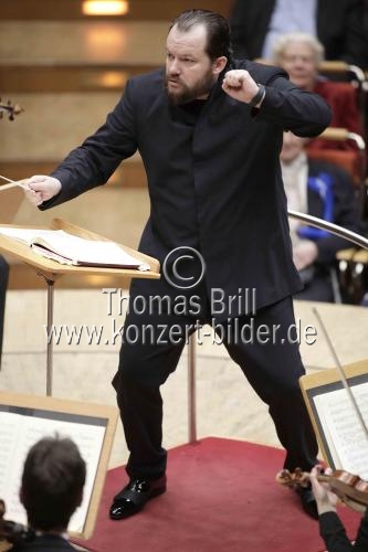 Lettische Dirigent Andris Nelsons leitet die Wiener Philharmoniker in der Kölner Philharmonie (&copy; Thomas Brill)