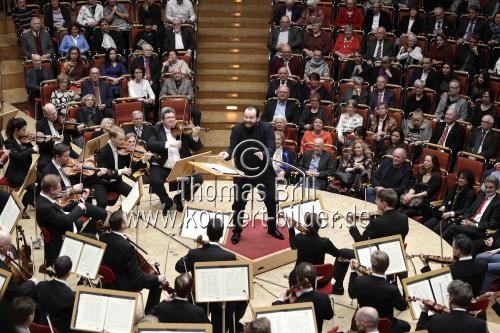 Lettische Dirigent Andris Nelsons leitet die Wiener Philharmoniker in der Kölner Philharmonie (&copy; Thomas Brill)