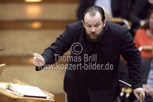 Lettische Dirigent Andris Nelsons leitet die Wiener Philharmoniker in der Kölner Philharmonie (&copy; Thomas Brill)