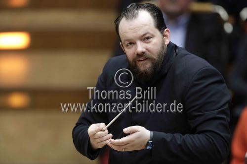 Lettische Dirigent Andris Nelsons leitet die Wiener Philharmoniker in der Kölner Philharmonie (&copy; Thomas Brill)