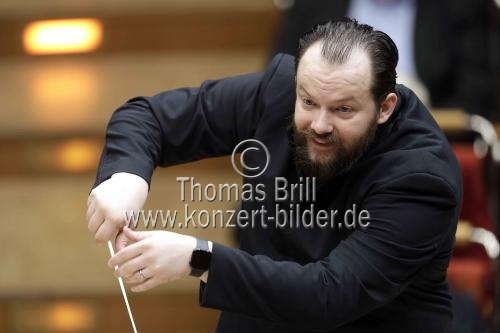 Lettische Dirigent Andris Nelsons leitet die Wiener Philharmoniker in der Kölner Philharmonie (&copy; Thomas Brill)