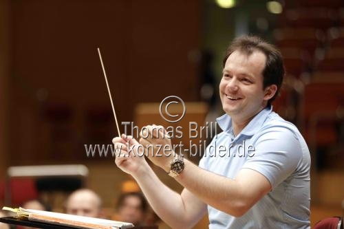 Lettische Dirigent Andris Nelsons leitet das Boston Symphony Orchestra in der Philharmonie Kln (&copy; Thomas Brill)
