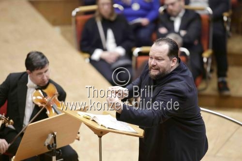 Lettische Dirigent Andris Nelsons leitet die Wiener Philharmoniker bei der Aufführung von Gustav Mahler 