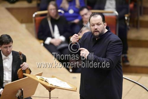 Lettische Dirigent Andris Nelsons leitet die Wiener Philharmoniker bei der Aufführung von Gustav Mahler 