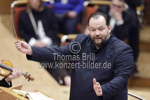 Lettische Dirigent Andris Nelsons leitet die Wiener Philharmoniker bei der Aufführung von Gustav Mahler 