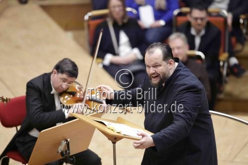 Lettische Dirigent Andris Nelsons leitet die Wiener Philharmoniker bei der Aufführung von Gustav Mahler 