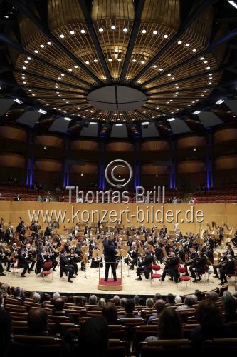 Lettische Dirigent Andris Nelsons leitet das Bayreuther Festspielorchester in der Kölner Philharmonie (&copy; Thomas Brill)