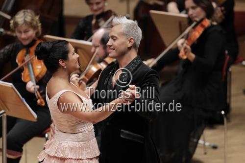 Russische Sopranistin Anna Netrebko gastiert in Begleitung ihres Lebensgefährten, des uruguayischer Bassbariton Erwin Schrott mit dem Gürzenich Orchester Köln unter der Leitung des italienischen Dirigenten Claudio Vandelli in der Philharmonie Köln (© Thomas Brill)