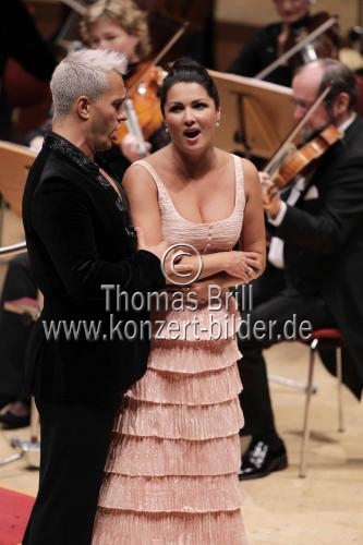 Russische Sopranistin Anna Netrebko gastiert in Begleitung ihres Lebensgefährten, des uruguayischer Bassbariton Erwin Schrott mit dem Gürzenich Orchester Köln unter der Leitung des italienischen Dirigenten Claudio Vandelli in der Philharmonie Köln (© Thomas Brill)