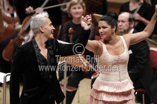 Russische Sopranistin Anna Netrebko gastiert in Begleitung ihres Lebensgefährten, des uruguayischer Bassbariton Erwin Schrott mit dem Gürzenich Orchester Köln unter der Leitung des italienischen Dirigenten Claudio Vandelli in der Philharmonie Köln (© Thomas Brill)