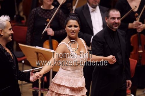 Russische Sopranistin Anna Netrebko gastiert in Begleitung ihres Lebensgefährten, des uruguayischer Bassbariton Erwin Schrott mit dem Gürzenich Orchester Köln unter der Leitung des italienischen Dirigenten Claudio Vandelli in der Philharmonie Köln (© Thomas Brill)