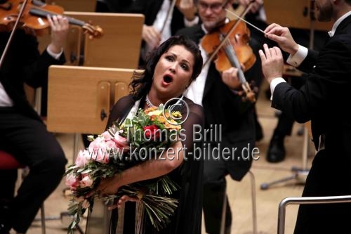 Russische Sopranistin Anna Netrebko gastiert in Begleitung des aserbaidschanischen Tenors Yusif Eyvazov mit dem Czech National Symphony Orchestra unter der Leitung des italienischen Dirigenten Jader Bignamini in der Philharmonie Köln (&copy; Thomas Brill)