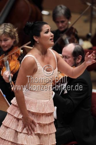 Russische Sopranistin Anna Netrebko gastiert in Begleitung ihres Lebensgefährten, des uruguayischer Bassbariton Erwin Schrott mit dem Gürzenich Orchester Köln unter der Leitung des italienischen Dirigenten Claudio Vandelli in der Philharmonie Köln (© Thomas Brill)