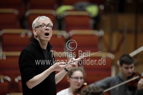 Deutsche Dirigent Thomas Neuhoff leitet das Bundesjugendorchester bei Benjamin Brittens 