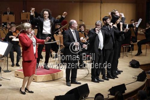 Neujahrskonzert des Gürzenich-Orchester Köln unter der Leitung des französischen Dirigenten Alexandre Bloch in Begleitung der Solisten Matthias Klink (Tenor), Hagen Matzeit (Countertenor), Pablo Ferrández (Violoncello) in der Kölner Philharmonie (© Thomas Brill)