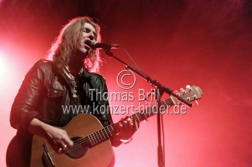 Britische Independent Rock-Band New Model Army feiert mit Sänger Justin Sullivan auf ihrer 