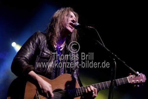 Britische Independent Rock-Band New Model Army feiert mit Sänger Justin Sullivan auf ihrer 