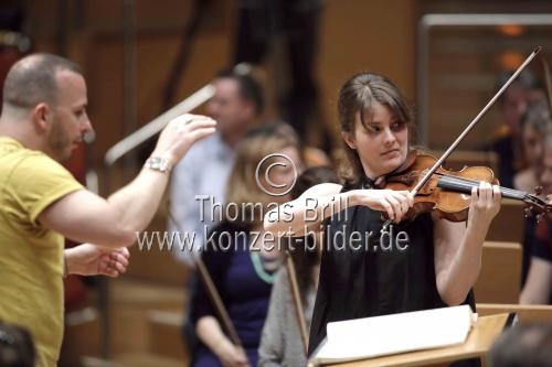 Deutsche Violinistin Veronika Eberle gastiert in Begleitung des Chamber Orchestra of Europe unter der Leitung des des kanadischen Dirigenten Yannick Nézet-Séguin in der Philharmonie Köln (© Thomas Brill) Deutsche Violinistin Veronika Eberle gastiert in Begleitung des Chamber Orchestra of Europe unter der Leitung des des kanadischen Dirigenten Yannick Nézet-Séguin in der Philharmonie Köln (© Thomas Brill)