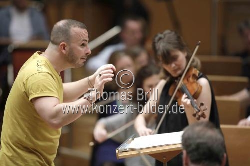 Deutsche Violinistin Veronika Eberle gastiert in Begleitung des Chamber Orchestra of Europe unter der Leitung des des kanadischen Dirigenten Yannick Nézet-Séguin in der Philharmonie Köln (&copy; Thomas Brill)