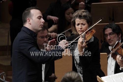 Kanadische Dirigent Yannick Nézet-Séguin leitet das London Philharmonic Orchestra in Begleitung der deutschen Geigerin Anne-Sophie Mutter in der Philharmonie Köln (© Thomas Brill)