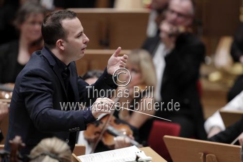 Kanadische Dirigent Yannick Nézet-Séguin leitet das London Philharmonic Orchestra in Begleitung der deutschen Geigerin Anne-Sophie Mutter in der Philharmonie Köln (© Thomas Brill)