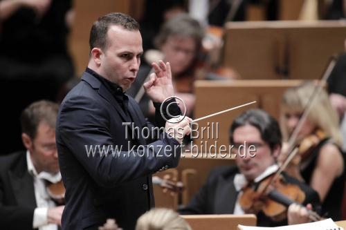 Kanadische Dirigent Yannick Nézet-Séguin leitet das London Philharmonic Orchestra in Begleitung der deutschen Geigerin Anne-Sophie Mutter in der Philharmonie Köln (© Thomas Brill)