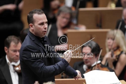 Kanadische Dirigent Yannick Nézet-Séguin leitet das London Philharmonic Orchestra in Begleitung der deutschen Geigerin Anne-Sophie Mutter in der Philharmonie Köln (© Thomas Brill)