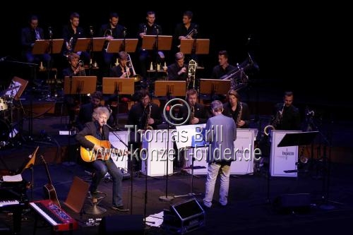 Deutsche Musiker Wolfgang Niedecken gastiert in Begleitung des BuJazzO - Das Jugendjazzorchester der Bundesrepublik Deutschland unter der Leitung des deutschen Bandleaders Mike Herting in der Philharmonie Köln (&copy; Thomas Brill)
